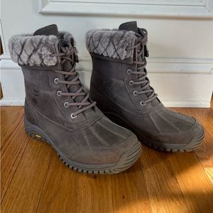 Genuine Ugg Sheepskin and Suede Waterproof Snowboots, never worn